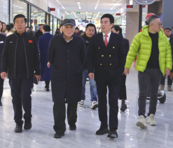 波司登品牌董事局主席高德康蒞臨歐亞賣場考察 集團曹和平董事長陪同